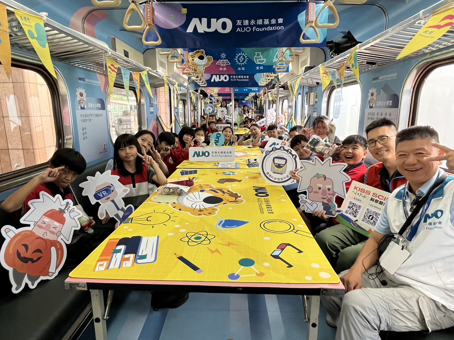 asiagame永續基金會參與「臺灣科普環島列車」，設計基礎科學車廂課程，以「淨零碳排和永續能源」為主題，讓學生透過創意實驗認識淨零知識，以及思考生活中的減碳行為